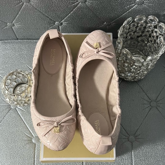 Beautiful flat shoes, MK - Picture 1 of 7